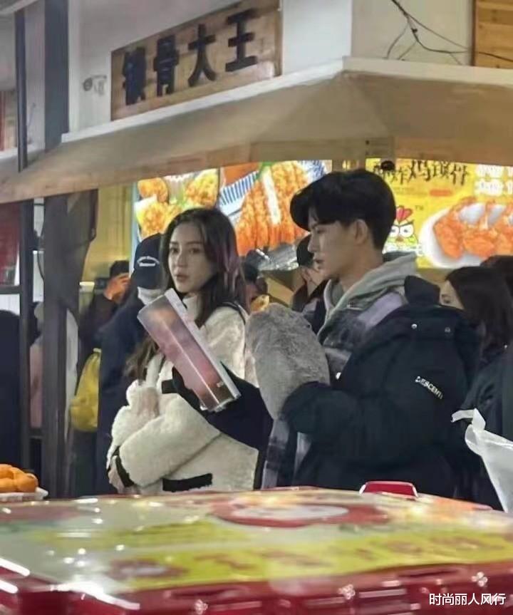 任嘉伦|任嘉伦baby的第一张同框照！baby穿学院风美开挂，任嘉伦却尴尬了