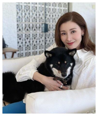 许茹芸|52岁李嘉欣大病初愈气色真好!游艇秀小蛮腰,港姐魅力丝毫不减