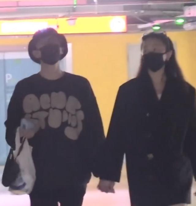 许嵩|许嵩疑似恋情曝光！与美女牵手回家，女方身材高挑大长腿吸睛