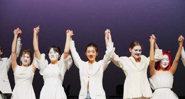 黄忆慈|黄多多任舞台剧总策划,穿白西装舞台现身,淑女范十足!