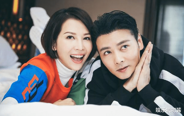 肖鹤云|49岁蔡少芬街头吃素面，肤白貌美似少女，老公张晋白发太吸睛