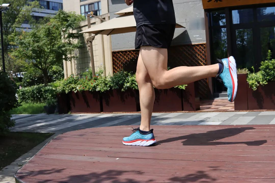 跑鞋|云端般的脚感：HOKA Clifton9，不止轻而且舒服