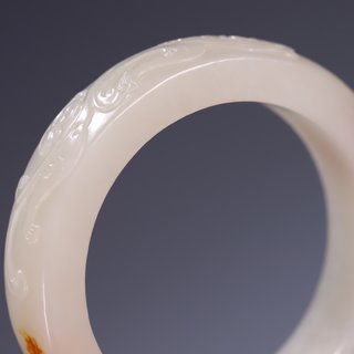 |旧藏 和田玉带皮雕龙纹手镯一只