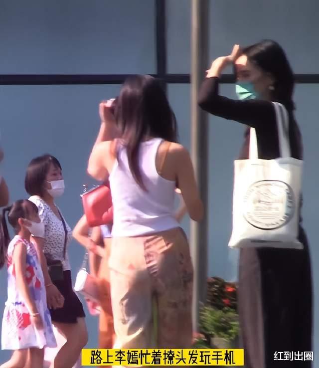 李嫣|李嫣和大16岁继母逛街被拍,穿白背心显成熟身材,母女同框像姐妹