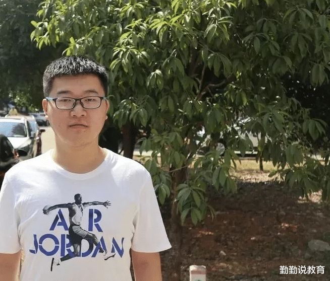 大学|“后悔花14万供孩子上大学”,农民工含泪说出真心话,原因很现实