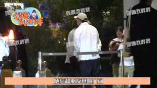 黄渤|黄渤夫妇穿情侣装现身西宁为女儿庆生，俩小女孩长相可爱随妈妈