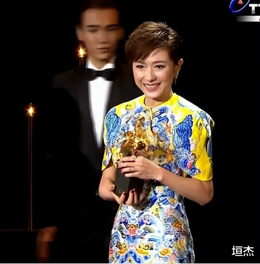 万茜|\精明女人\万茜:拒绝潜规则与刘德华拍吻戏,穿龙袍领奖暴露野心