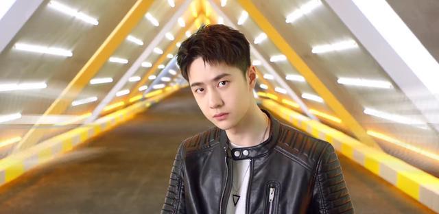 王一博|王一博舞台爆发力冲上热搜，粉丝都慌了，这是发生了什么？