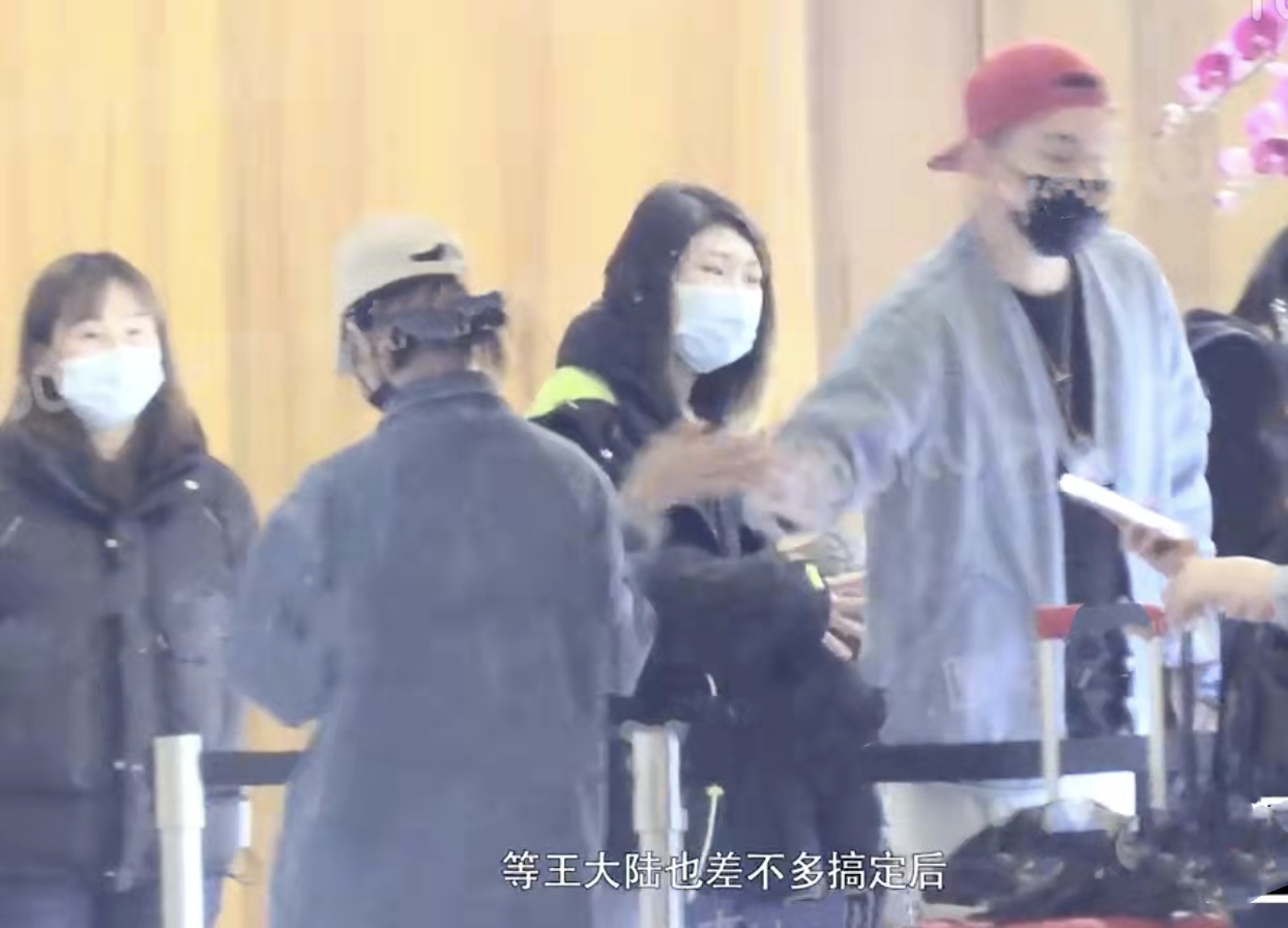 蔡卓宜|王大陆携女友入住酒店,为蔡卓宜穿衣背包,两人用情侣挂饰很恩爱