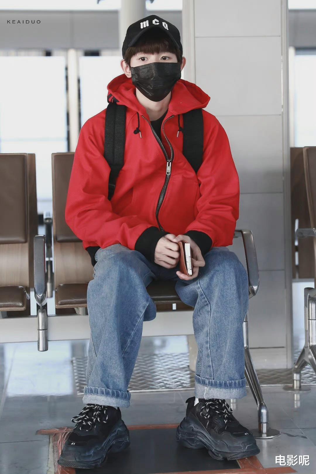 王源|王源分享春日随拍，造型稚嫩仿佛回到15岁，粉丝直呼王源永远年轻