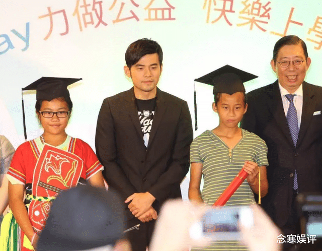 周杰伦|周杰伦晒出私人豪华游艇，在船上自拍瘦到脱相，身体状况令人担忧