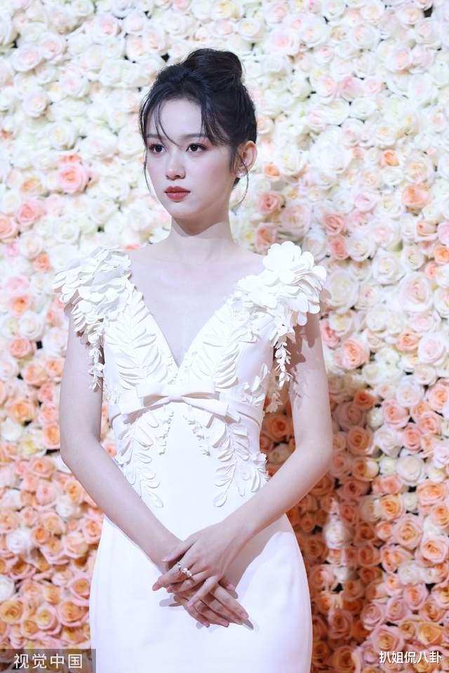 倪妮|兰蔻活动女星比美：金晨脸僵倪妮变丑，赵今麦年纪最小却艳压全场