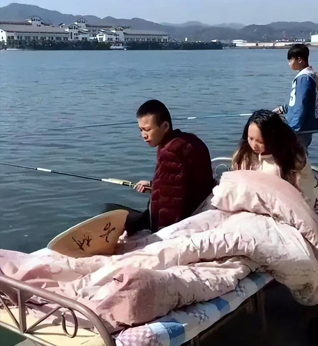 大板|男子钓鱼上瘾,将床和锅碗瓢盆也搬到河边,网友:明显就是摆拍