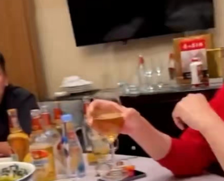 哮天犬|老戏骨“哮天犬”现身机场抽100元香烟，发现被拍藏烟动作亮了