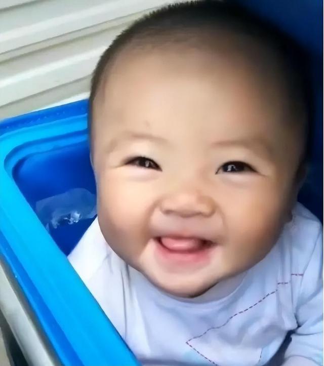 2019年,6个月大的她坐在外卖箱里跟着爸爸送外卖,现在他们过得怎么样?