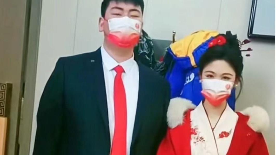 大衣哥儿子悄悄二婚！彩礼高达300万改口费100万，婚礼却异样冷清