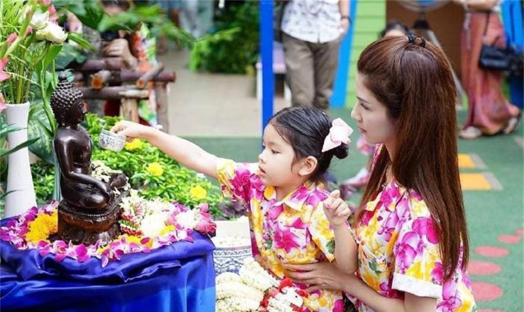 |泰星Por去世7周年,美貌妻子依然单身,爱女小茉莉已长成小美女