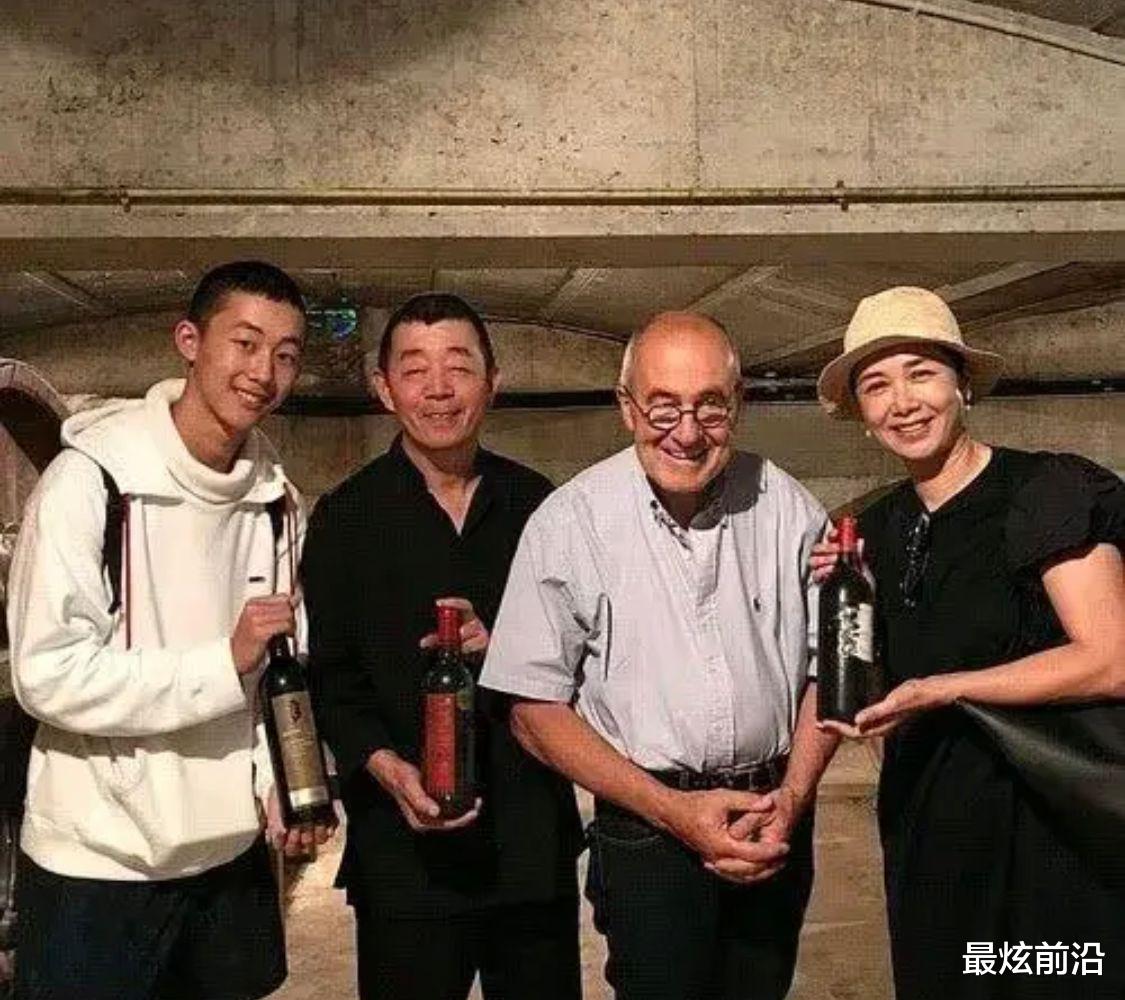 蒋雯丽|蒋雯丽一家三口出国度假，穿着普通却气质高级，儿子长得更像他爸