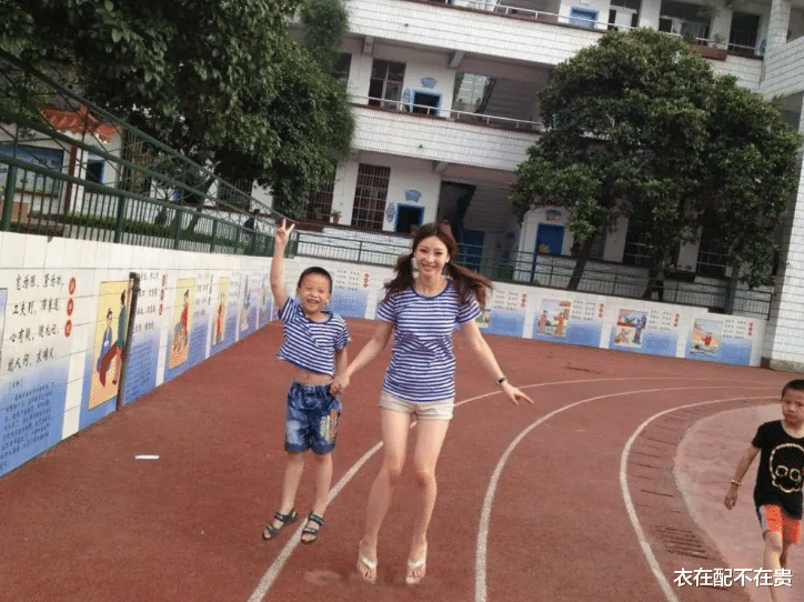 柳岩一改往日形象，与侄子穿同款清纯的像姐姐，配人字拖很接地气