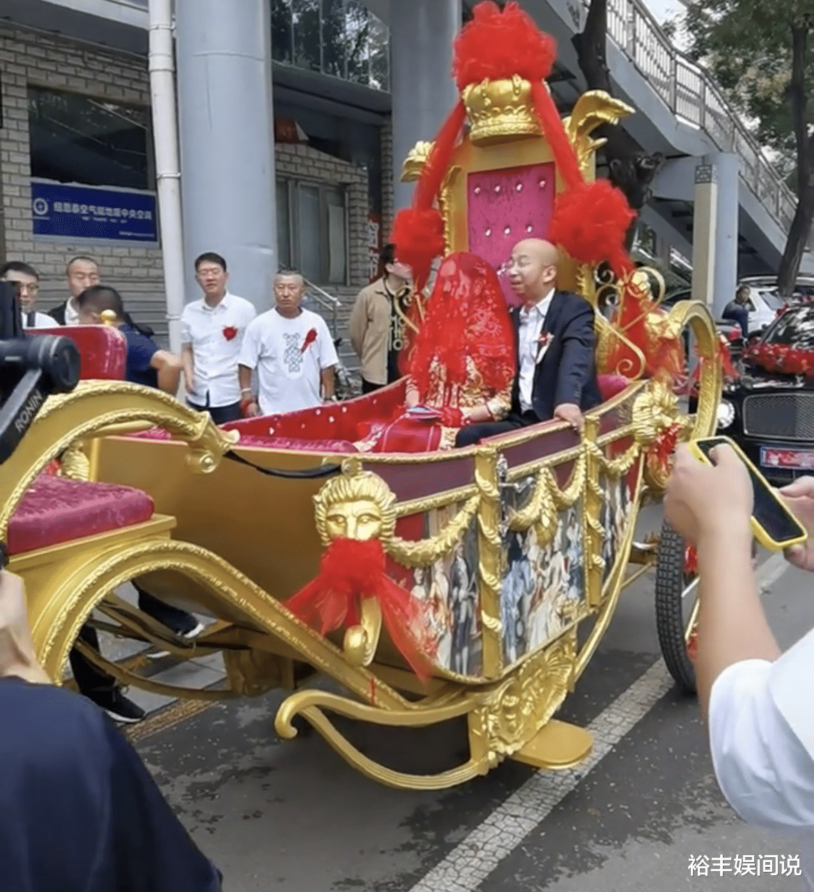 巨兴茂|41岁巨兴茂山西举行婚礼!马路上站满秧歌队,杨志刚现身送祝福