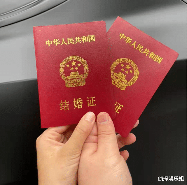 郝劭文|郝劭文520与老婆领证，小两口贴头合影秀结婚证，夫妻相超足
