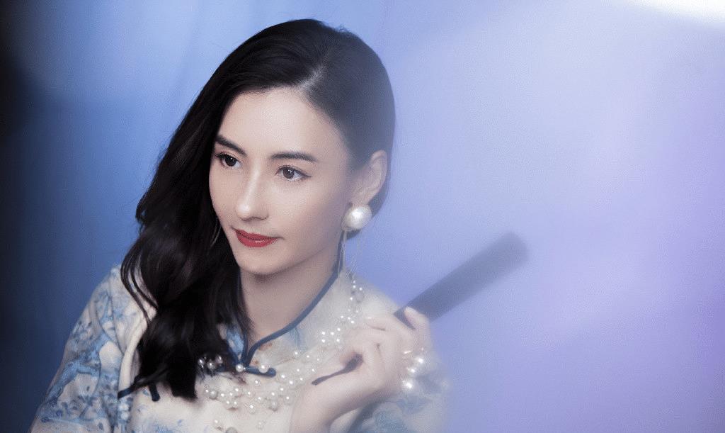 张柏芝|张柏芝参加任贤齐妹妹婚礼，穿皮衣配蓝裤，罕见同框小齐把新娘风头都抢了