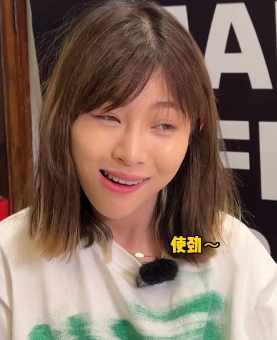 吴莫愁|千万网红痞幼去健身房,盯着男教练不挪眼,网友:对猴哥念念不忘