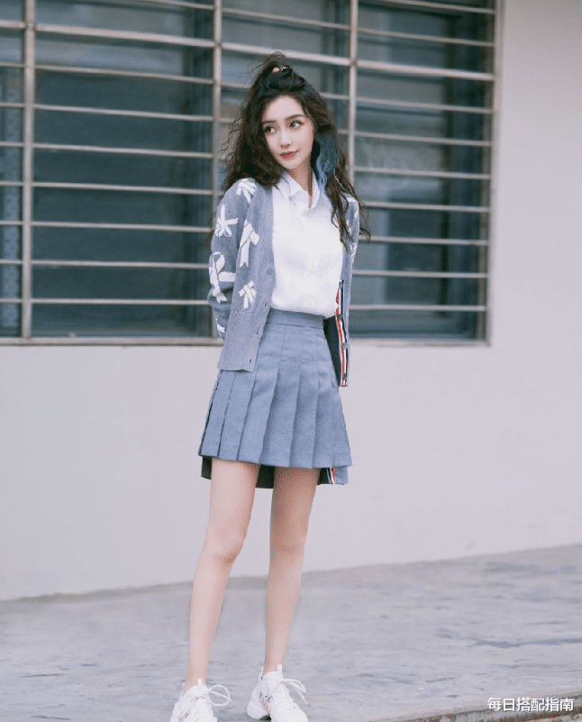 Angelababy|杨颖新剧路透照曝光,穿黑白格JK服超减龄,扮嫩18岁毫无违和感