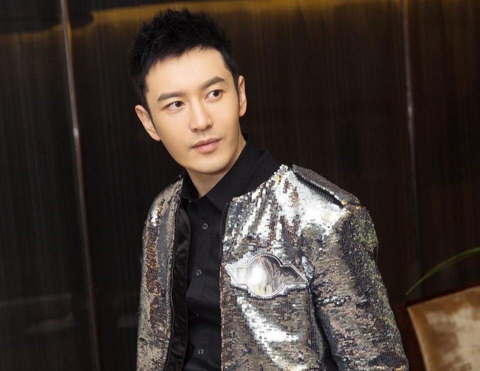 黄晓明|黄晓明见到唐国强弯腰握手，两人合作拍宣传片，网友称男神相遇了