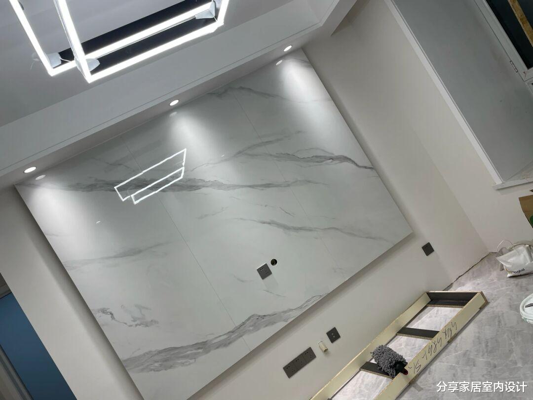 新房硬装完工，做了悬空电视墙，柜子全屋定制，还没家具也很喜欢