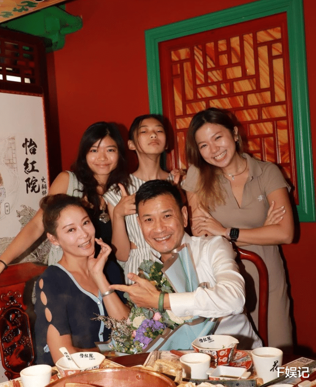 杨卓娜|TVB艺人杨卓娜亲自下厨烹饪美食为继女庆生 与两位继女像亲生母女