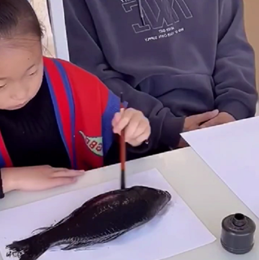 教育部|老师布置作业让画鱼，女孩一顿操作猛如虎，爸爸全程无奈配合