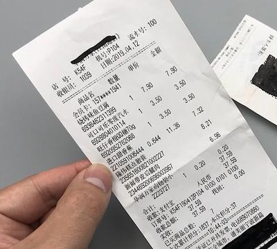 男子在楼下买5元东西却被收十元,一查才知道不止一次!