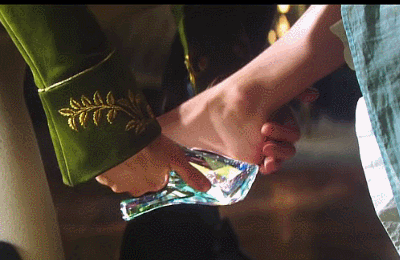 迪士尼|迪士尼24年前让黑人演灰姑娘，服装精美珠宝奢华，就是水晶鞋太丑 。