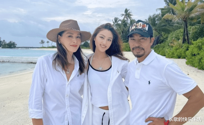 任达华|任达华与妻子女儿旅游照曝光，一家三口其乐融融，简直羡煞旁人