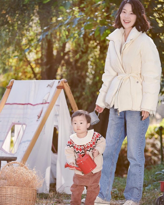 韩智慧|韩智慧首次公开女儿近照 五官神似妈妈超可爱 检察官丈夫陪其育儿