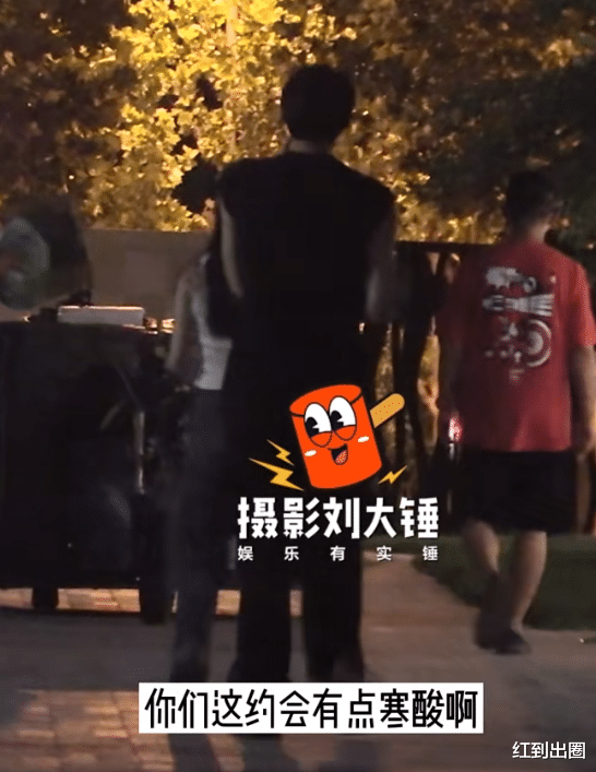 |哈妮克孜被曝和对象约会!男方坐街边抠脚素质差,喝平价奶茶显寒酸