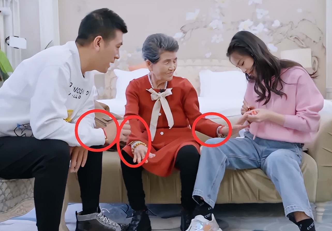 黄圣依|黄圣依九旬婆婆一天播两场,轮流帮2个女儿,网友:到底有没有钱?