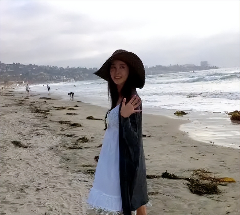 李易峰|“背景强大”李易峰:捏脸王思聪,被多次袒护,两人到底啥关系?