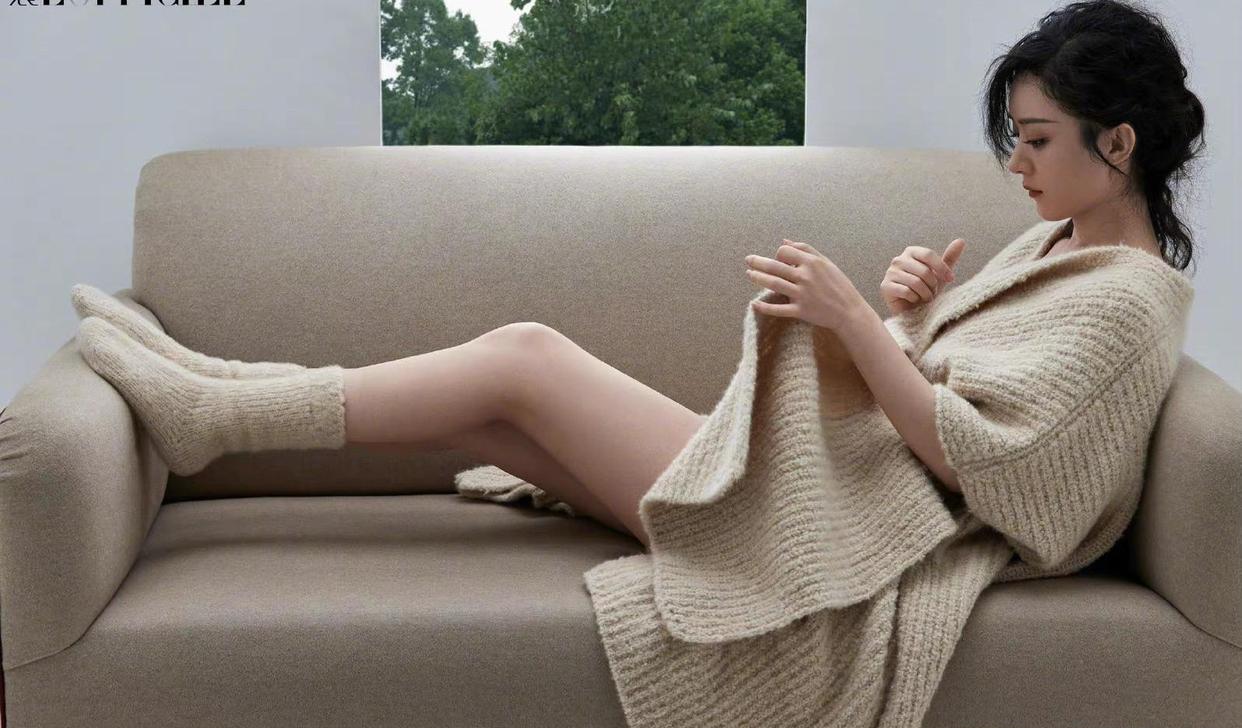 赵丽颖|赵丽颖秋季大片公开,泡面头配吊带氛围感拉满,成熟与少女感并存