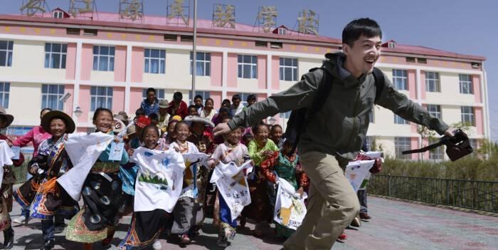 胡歌|胡歌到底有什么好？山区支教、保护大自然，资助贫困孩子上学