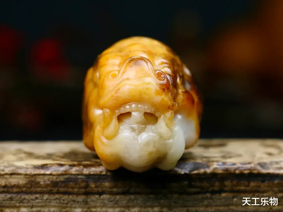 |破石头还是和田玉?虎皮鸡骨白籽料巧雕“玉龙首”!
