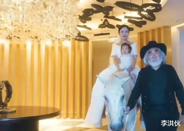 张纪中|张纪中扮侠士为娇妻庆生，只为满足妻子武侠梦，奢靡浪费遭人唾弃