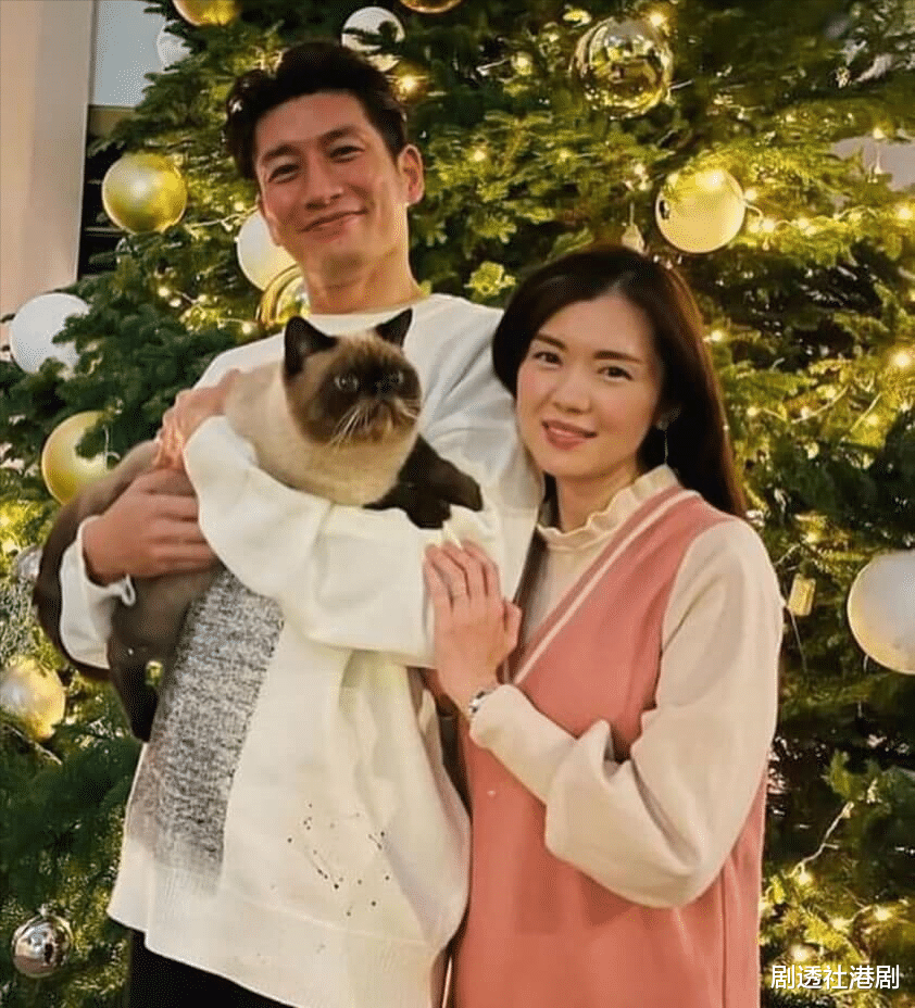 TVB|放闪！52岁TVB不老男神晒一家三口合照，庆祝结婚两周年相当甜蜜