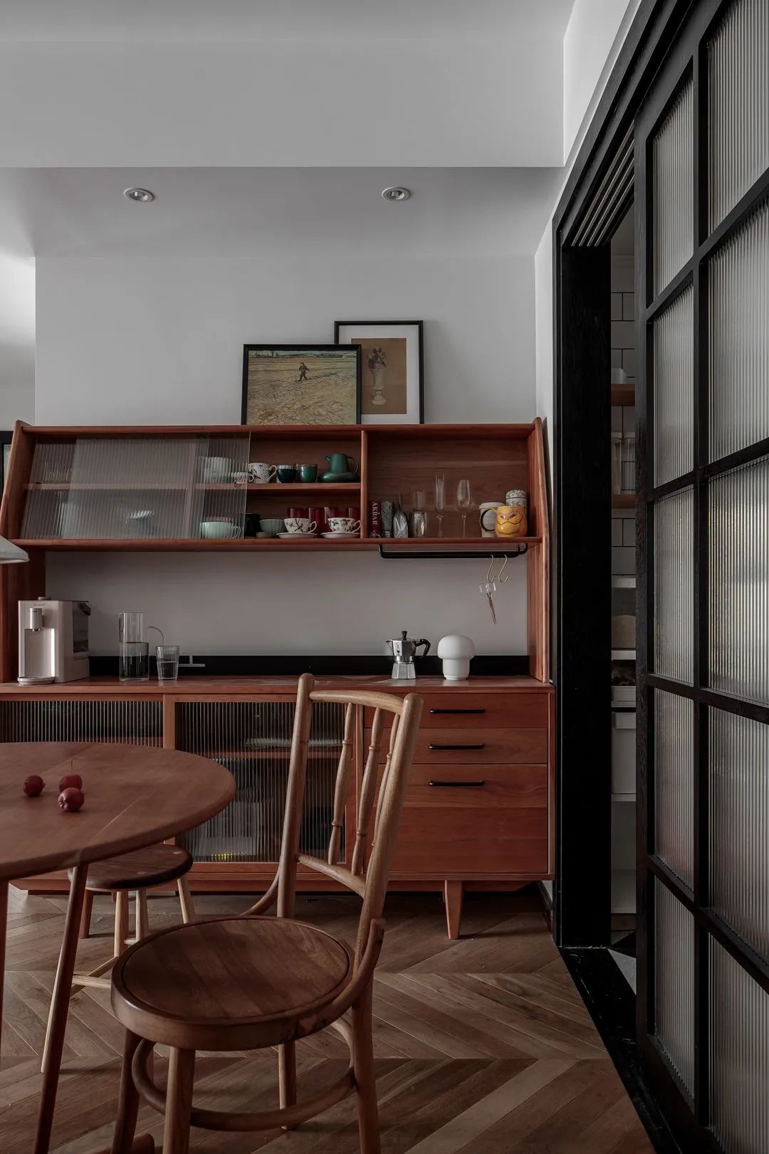 越来越多人不要电视，学她家这么装，91㎡混搭复古，超有品味！