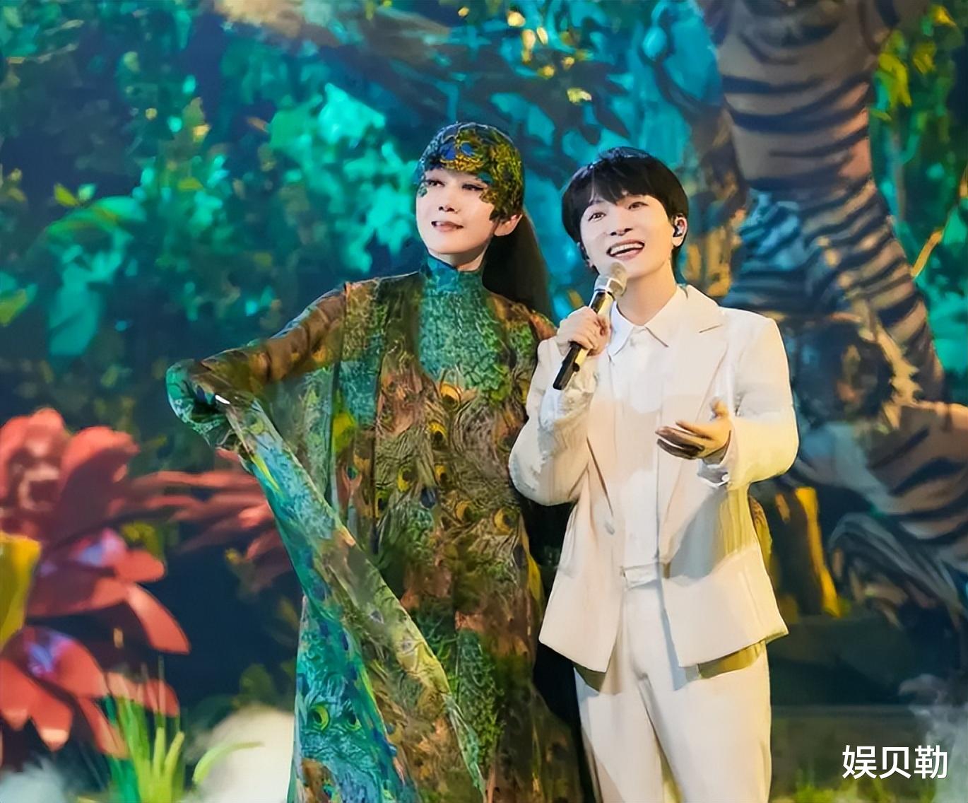 何炅|没想到,何炅离开谢娜李维嘉,引领7个青铜,带出一档天花板节目