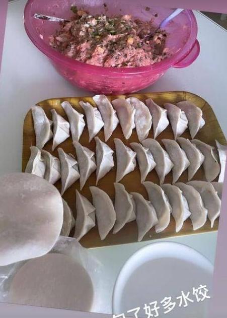 郭富城|方媛分享近照，给丈夫郭富城包饺子，拿脸盆装肉馅被网友吐槽