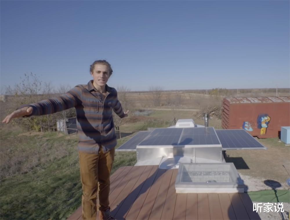 小夫妻在“螺蛳壳里做道场”:旧校车变24㎡蜗居,半平米都不浪费