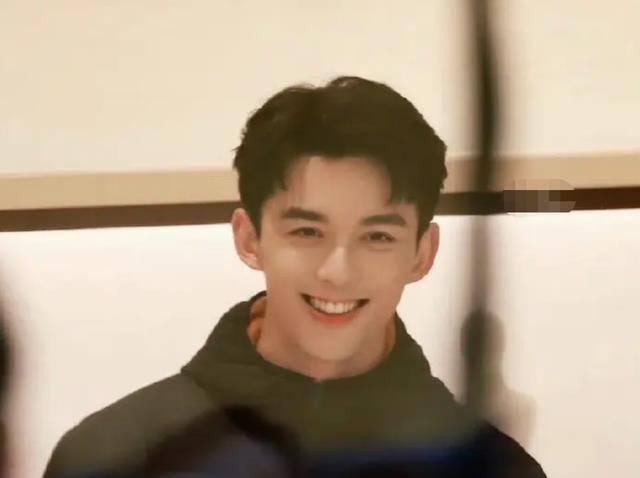 吴磊|吴磊最新微博评论区下面!全是吴露可逃的cp粉,连一个唯粉都没得