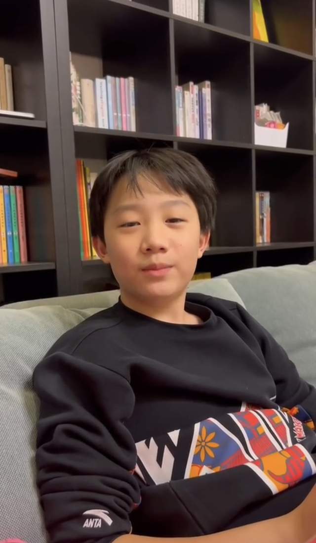 王为念|63岁主持人王为念罕晒亲孙子，豪宅内满墙书，离婚两次后至今单身